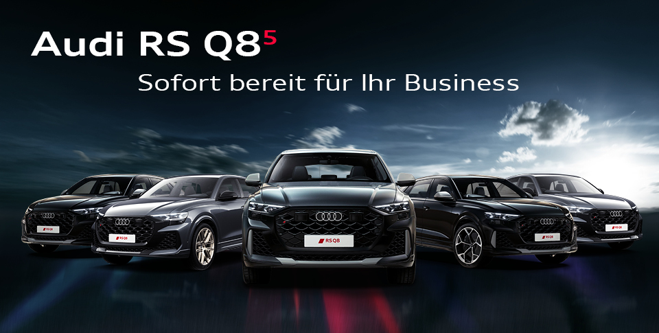 F&uuml;nf Audi Q8 in Grau und Schwarz stehen vor einem dunklen Hintergrund. &bdquo;Audi RS Q8 x5-Aktion.&ldquo;
