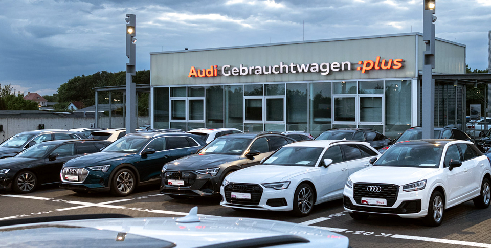 Audi Zentrum Leipzig Nord Au&szlig;enansicht in D&auml;mmerung