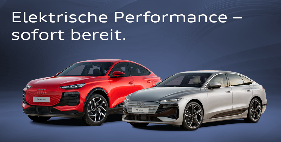 Audi Elektrische Performance. Audi Q6 Sportback e-tron in Rot und Audi A 6 e-tron in Grau auf dem dunkel-grauen Hintergrund.