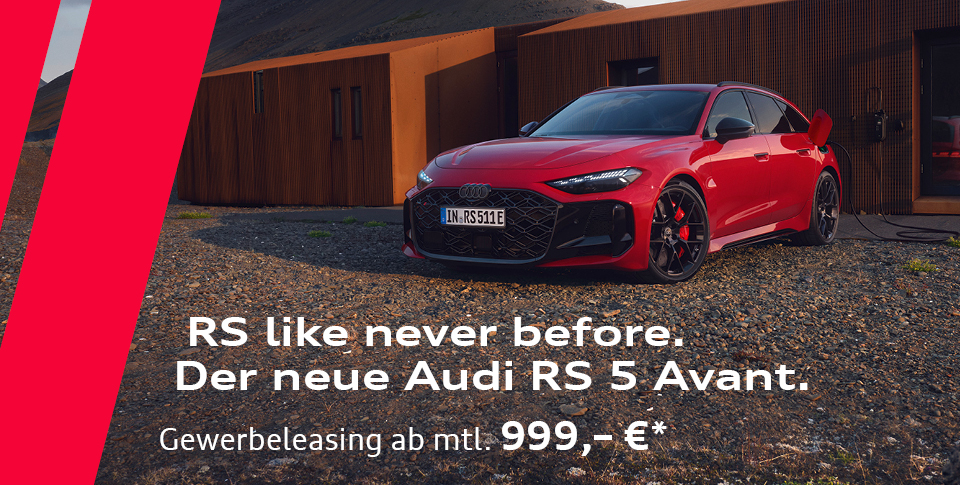 Der neue Audi RS 5 Avant in Rot auf Steinboden vor Holzgeb&auml;ude. Text: "RS like never before. Der neue Audi RS 5 Avant. Gewerbeleasing an mtl. 999 &euro;.