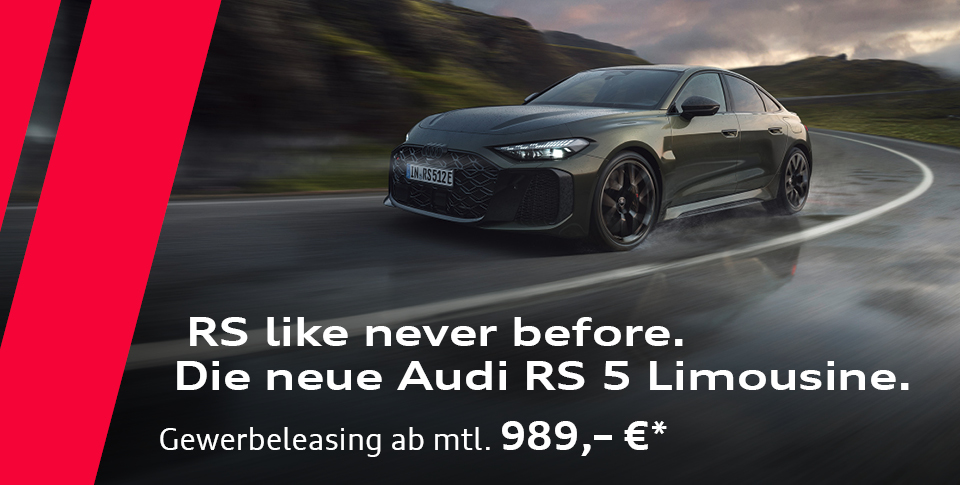Der neue Audi RS 5 Limousine in Rot auf Steinboden vor Holzgeb&auml;ude. Text: "RS like never before. Der neue Audi RS 5 Avant. Gewerbeleasing an mtl. 989 &euro;.