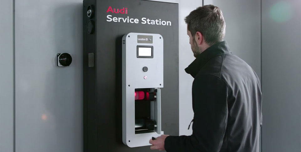 Mann vor Sharebox mit ge&ouml;ffneter Lade und Schl&uuml;ssel in der Hand